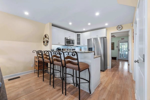 Kjøleskap, mikrobølgeovn, ovn og kokeplater