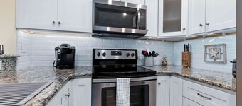 Lighthouse Loft l Marshfront l Walk to Downtown