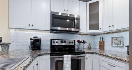 Lighthouse Loft l Marshfront l Walk to Downtown