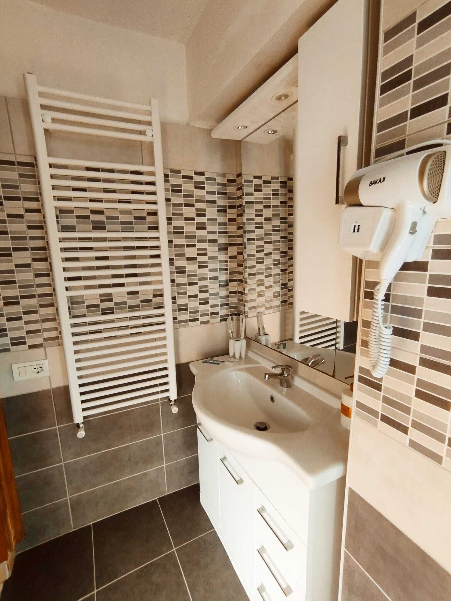 Appartamento Comfort, vista città | Bagno | Doccia, asciugacapelli, asciugamani, sapone