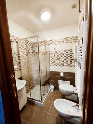 Douche, sèche-cheveux, serviettes fournies, savon