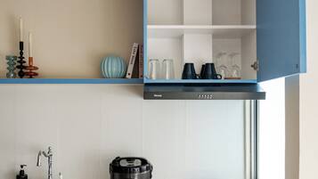 Fridge, microwave, stovetop, cookware/dishes/utensils