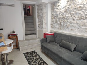 Living area - At settimoportamarina classic room (Siracusa)