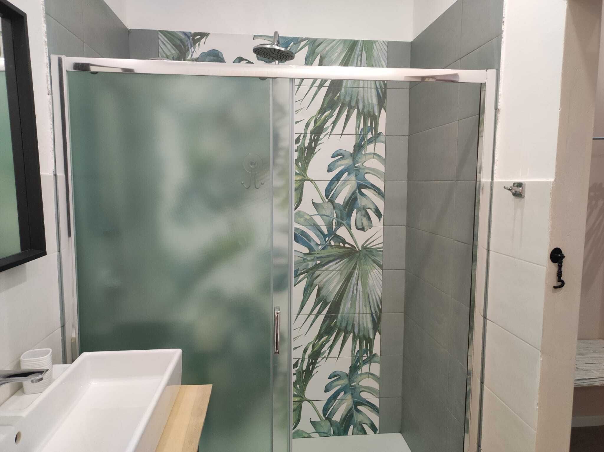 Douche, séchoir à cheveux, serviettes fournies, savon