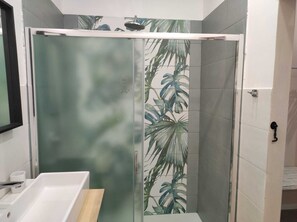 Shower, hair dryer, towels, soap - At settimoportamarina classic room (Siracusa)