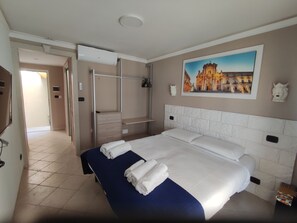 1 bedroom, free WiFi, bed sheets - At settimoportamarina classic room (Siracusa)