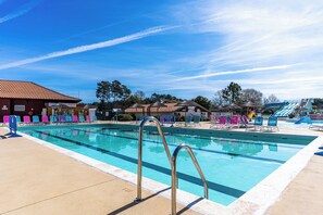 Una piscina cubierta, una piscina al aire libre