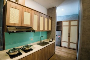 Fridge, microwave, stovetop, cookware/dishes/utensils