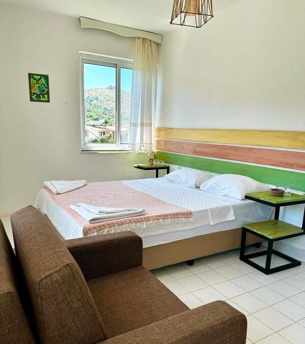 Standard Room, 1 Queen Bed, Garden View, Garden Area