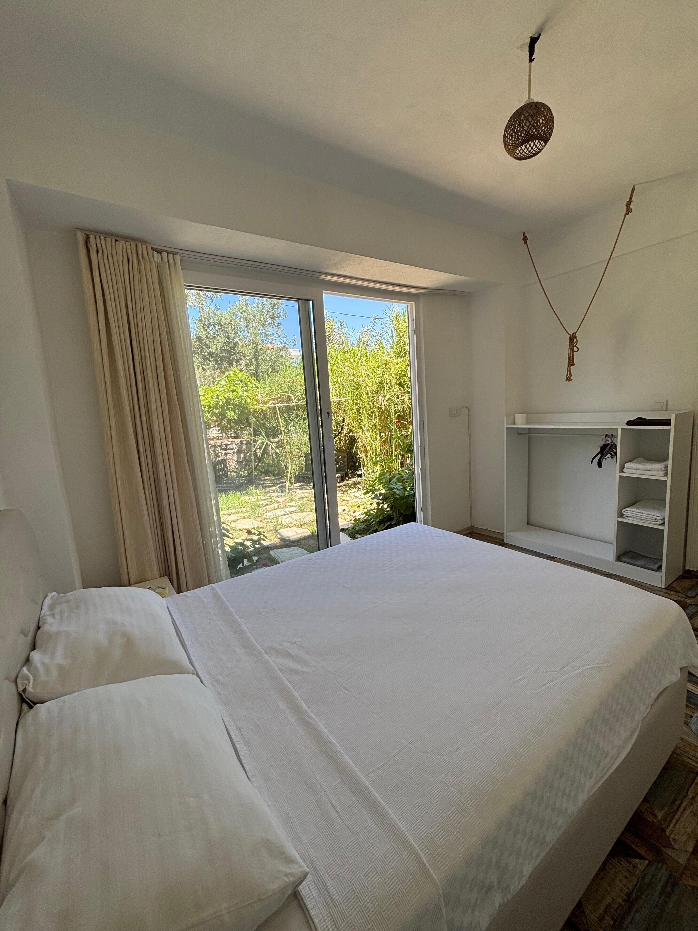 Standard Room, 1 Queen Bed, Garden View, Garden Area