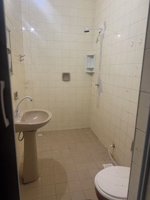 淋浴设施、毛巾、卫生纸