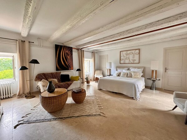 3 室のベッドルーム、デスク、アイロン / アイロン台、WiFi