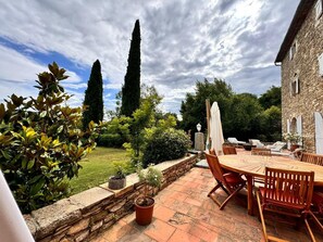 Outdoor dining - Mas La Pléiade - La Magnanerie (Vézénobres)