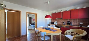 Een koelkast, een oven, een kookplaat, een vaatwasser