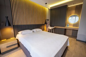 9 bedrooms, iron/ironing board, WiFi, bed sheets
