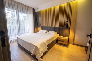 4 habitaciones, tabla de planchar con plancha, wifi y ropa de cama 