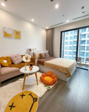 Hypo-allergenic bedding, laptop workspace, iron/ironing board, free WiFi - Radiant Vinhomes Smart City - Apartment (Hanoi)