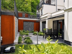A modern building with a courtyard, outdoor seating, and a security camera. - Beach shell vacation apartment at Villa Beatrice - your retreat in Binz (Binz)