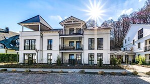 A modern multi-story building with a central balcony, a covered entrance, and a sign reading "Villa Beatrice." - Beach shell vacation apartment at Villa Beatrice - your retreat in Binz (Binz)