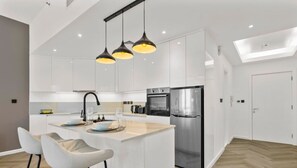 Fridge, oven, stovetop, coffee/tea maker