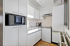 Geladeira, micro-ondas, cooktop, chaleira elétrica
