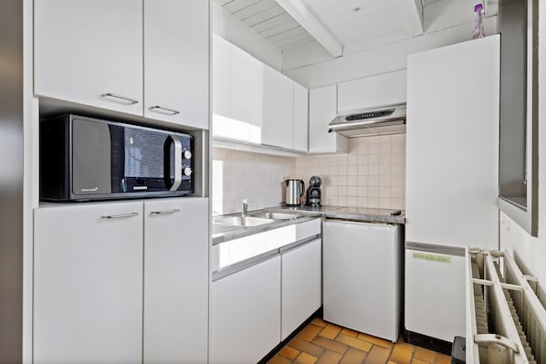 Kühlschrank, Mikrowelle, Herdplatte, Wasserkocher