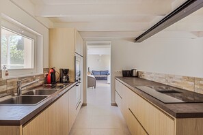 Kühlschrank, Ofen, Herdplatte, Wasserkocher mit Kaffee-/Teezubehör