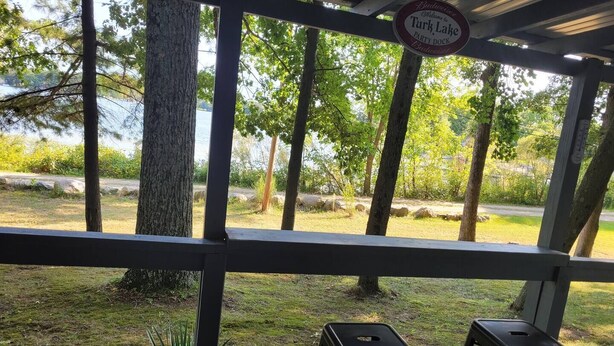 Un'area esterna coperta con un cartello che recita 'Turk Lake Party Dock'.