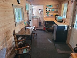 Réfrigérateur, micro-ondes, cafetière/bouilloire, tables à manger