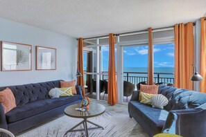 Televisión, chimenea y oficina 