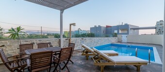 Elmara Luxury Villa 1 - Next to the Beach