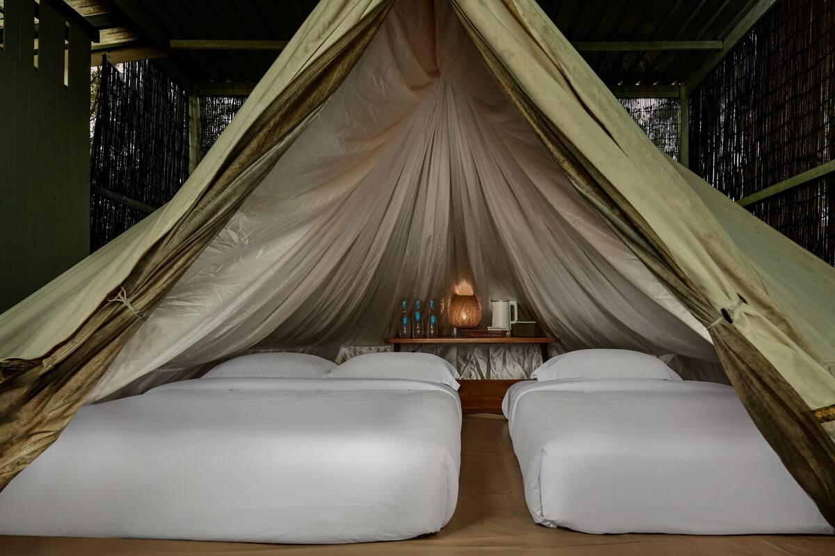 Familie tent, uitzicht op tuin | 1 slaapkamer, een minibar, een bureau, een strijkplank/strijkijzer