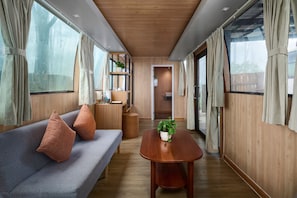 Family Hotel Bus Mountain View | Living area