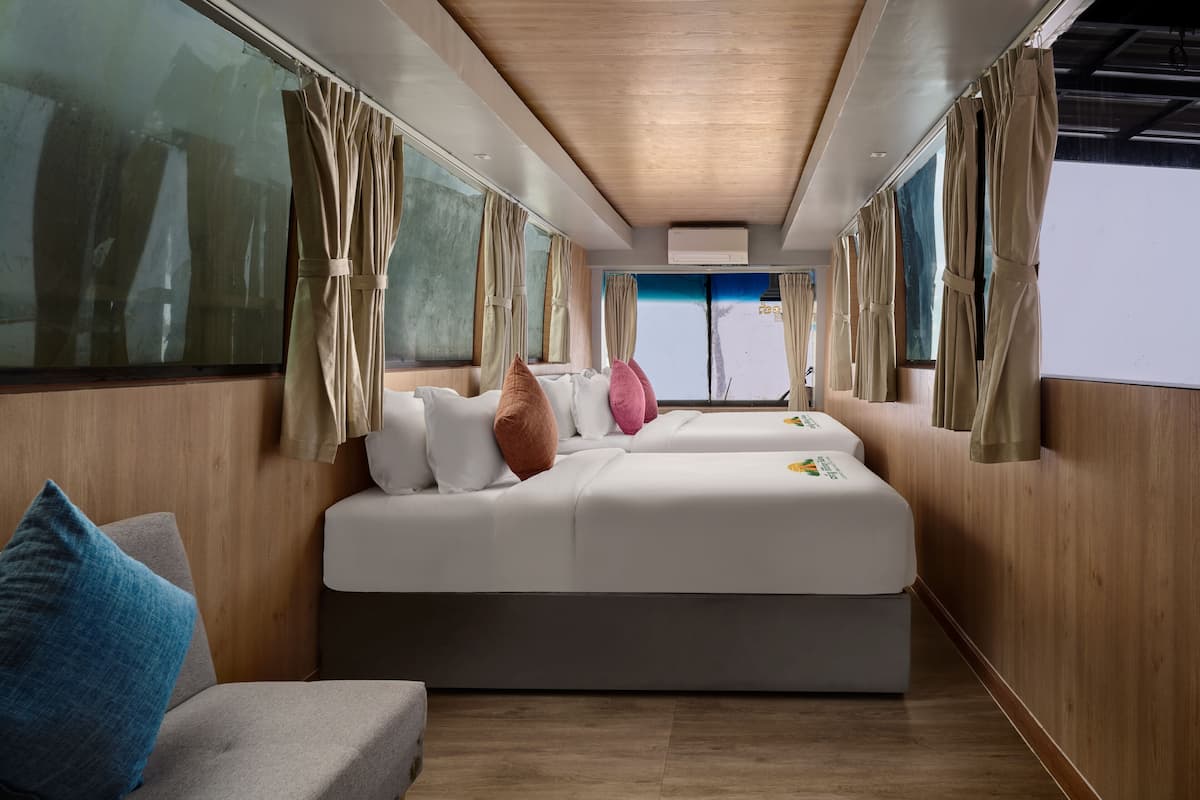 Un interior moderno con una cama grande, paredes de madera y cortinas.