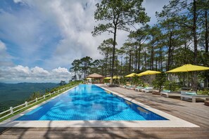 Outdoor pool - Lomhae Kirirom Resort by EHM (Kampong Seila)