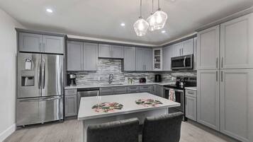 Frigorífic, microones, forn i placa de cuina