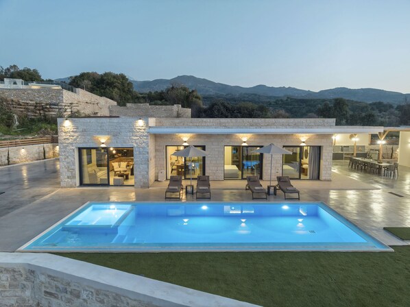 4 bedrooms - Villa Lux Solis - With 2 Pools (Mylopotamos)
