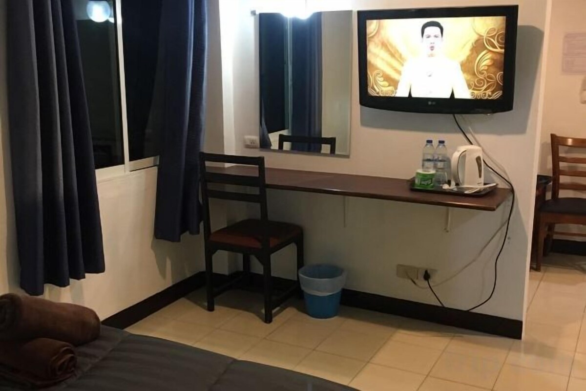 In-room safe, WiFi (free)