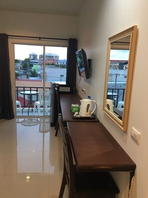 Standard Double Room, Balcony, City View | In-room safe, free WiFi - Smart Place Pattaya (Pattaya)