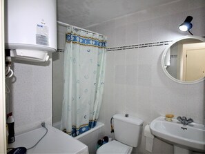 Bathroom - Apartment port view - 4 guests (Roses)