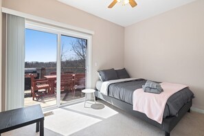 3 bedrooms, desk, iron/ironing board, WiFi - Lake Overlook-Gorgeous Beaver Lake Views-Game Room (Garfield)