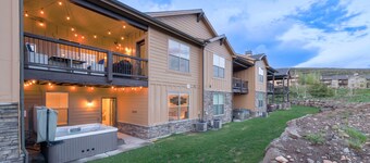 Luxury home minutes to Jordanelle with balcony, BBQ, firepit, hot tub, hiking and biking nearby