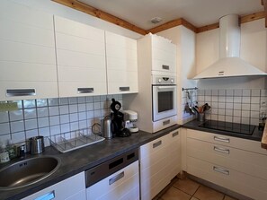 Frigorífico, microondas, horno y placa de cocina