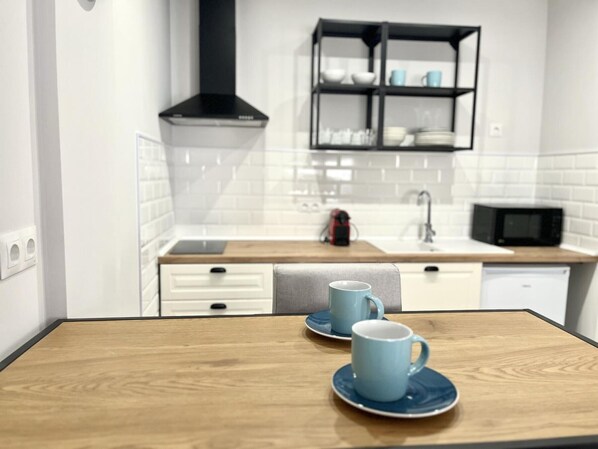 Réfrigérateur, four à micro-ondes, un four, cafetière-théière