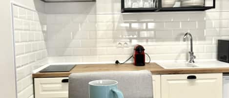 Réfrigérateur, micro-ondes, four, cafetière/bouilloire