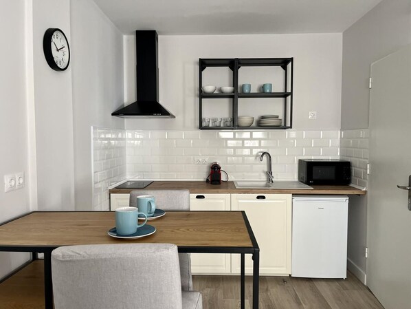 Refrigerador, microondas, horno y cafetera y tetera 