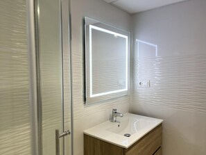 Hair dryer, towels - Modern, functional studio 15 min from center with Wi-Fi and air conditioning (Málaga)