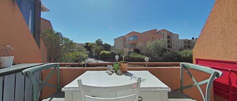 屋外ダイニングエリア