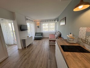 TV - Beautiful air-conditioned 2-room apartment for 4 near the beach in Grau-du-Roi (Le Grau-du-Roi)