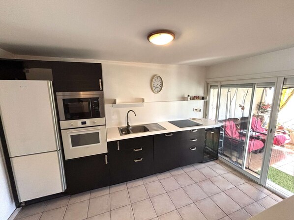 Kühlschrank, Mikrowelle, Herdplatte, Geschirrspüler